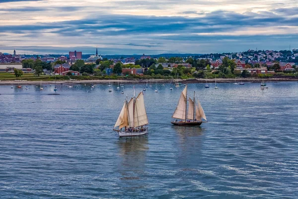 Två segelbåtar vid solnedgången i Portland — Stockfoto