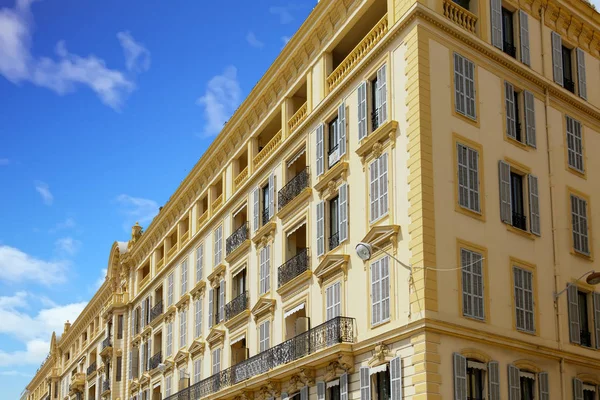 Großes gelbes Gebäude in schöner Lage — Stockfoto