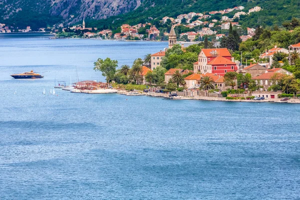 Speedboot vor Küste des montenegrinischen Dorfes — Stockfoto