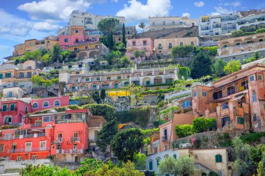 positano, İtalya için tepeye renkli evleri