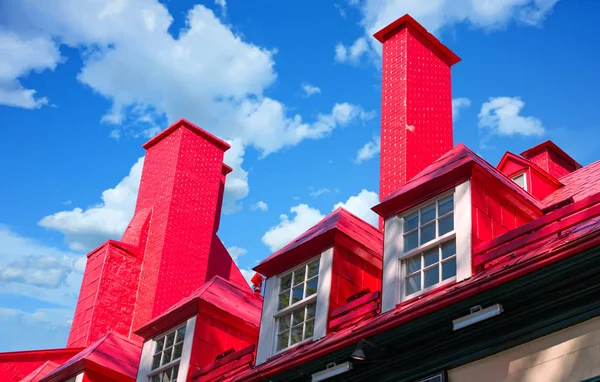 Techo rojo en azul — Foto de Stock