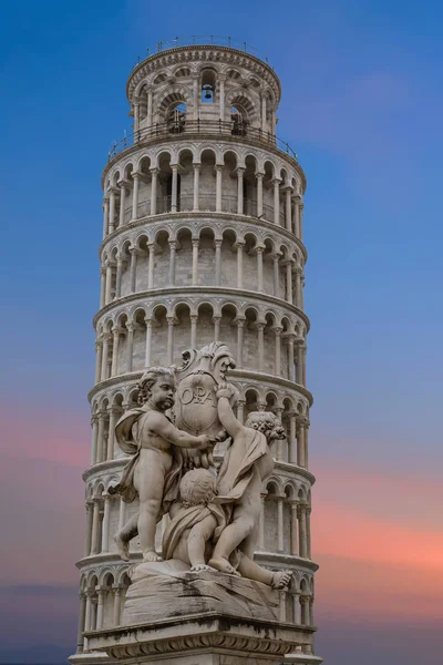 Heykel ve leaning tower — Stok fotoğraf