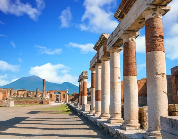 Fila de colunas em pé em Pompeia — Fotografia de Stock