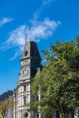 High Noon Québec saat kulesi üzerinde