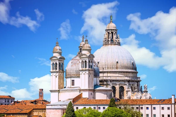 Klocktorn och kyrkans kupol i Venedig — Stockfoto