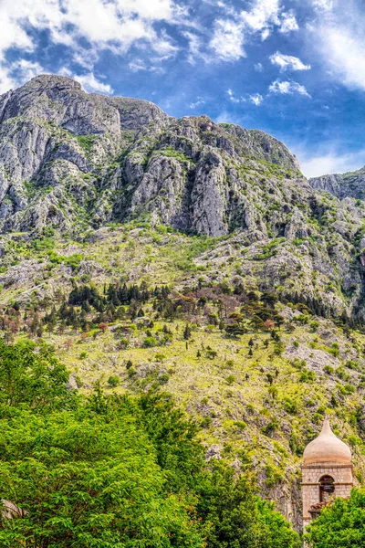 Klokkentoren voordat kotor berg — Stockfoto