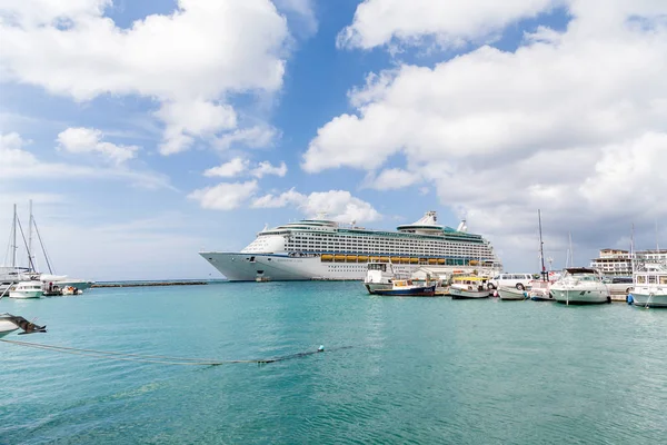 Aventura de los mares al otro lado de la bahía en Aruba — Foto de Stock