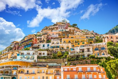 Positano tepede renkli evleri ile