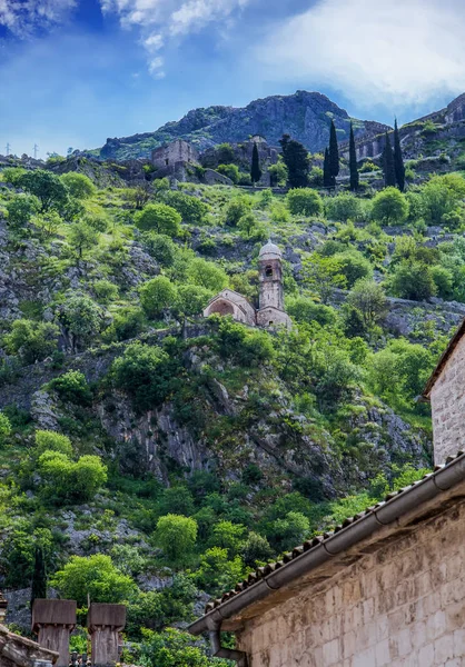 Kopuły kościoła pod wzgórzami, nad Kotor — Zdjęcie stockowe
