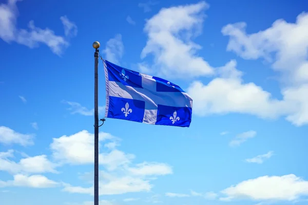 Bandiera del Quebec sul cielo — Foto Stock