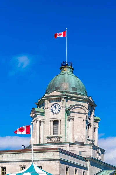 Két kanadai zászlók a régi építészet — Stock Fotó