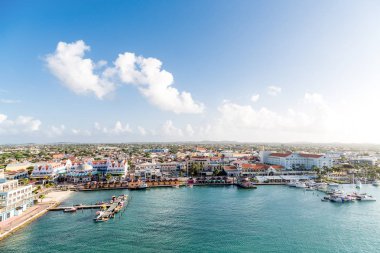 Güzel gökyüzü Aruba üzerinde