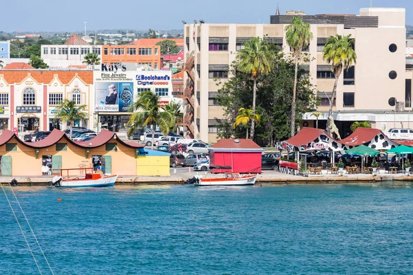 Shopping le long du port d'Aruba — Photo