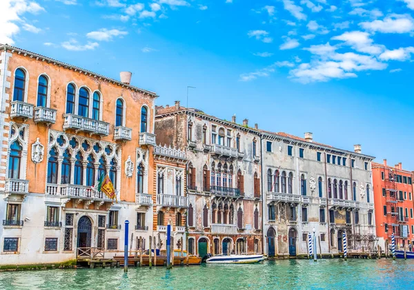 Buildings and Boats Along Venice Canal — Stock Photo, Image