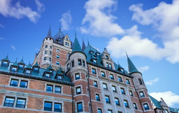 Viejo hotel de ladrillo con vistas a la ciudad de Quebec — Foto de Stock