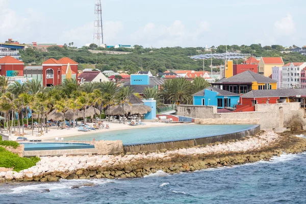 Basen bez krawędzi w Curacao — Zdjęcie stockowe