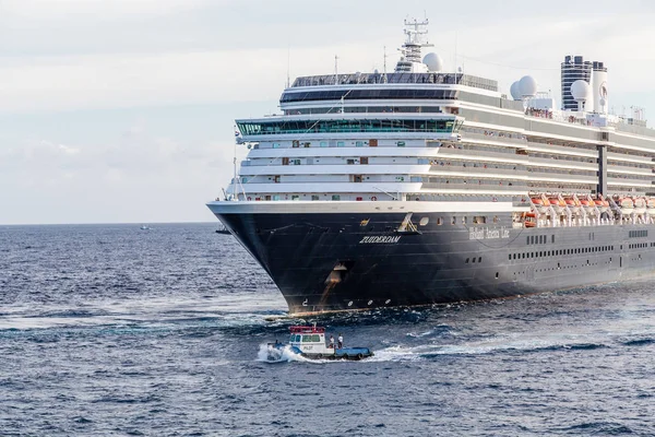 Barca pilota di fronte alla nave da crociera — Foto Stock