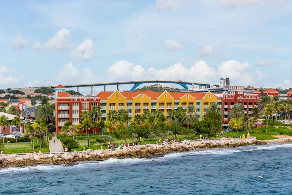 Turystów wzdłuż Curacao Seawall — Zdjęcie stockowe