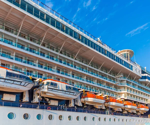 Reddingsboten aan kant van cruiseschip — Stockfoto