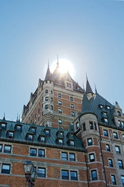 태양 뒤에 퀘벡에 있는 오래 된 호텔 — 스톡 사진