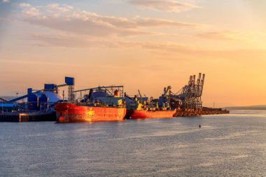 Sabah ışığında iki yük gemilerinden