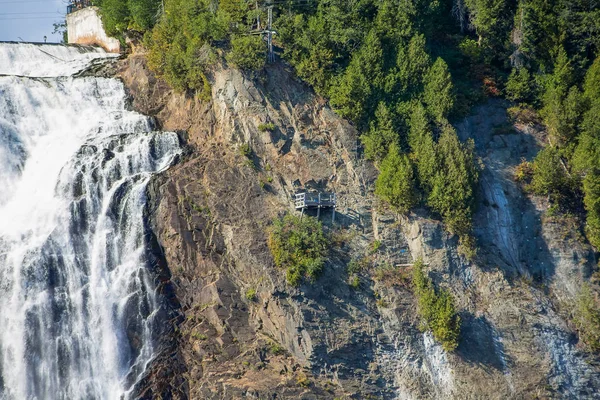 Po stronie Montmorency Falls — Zdjęcie stockowe