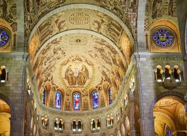 Kubbeli tavanları ve vitray