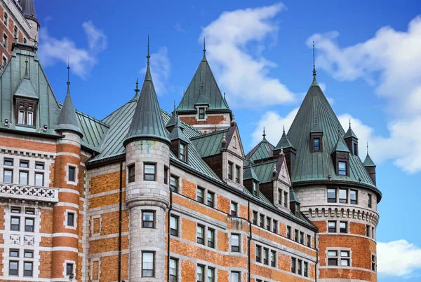 Viejo hotel de ladrillo con vistas a la ciudad de Quebec — Foto de Stock