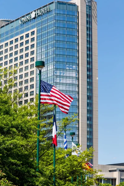 Hotel Omni z amerykańską flagę — Zdjęcie stockowe