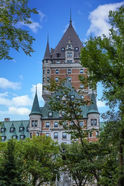 Hotel tornet genom träden — Stockfoto