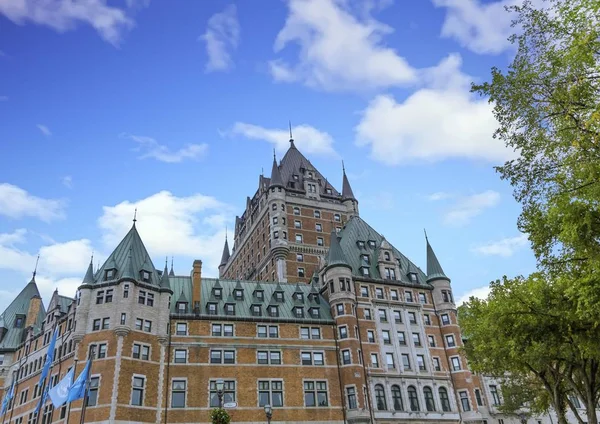 Hotel Clásico con Cielo —  Fotos de Stock