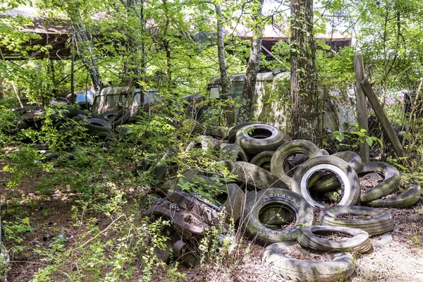 Pile di pneumatici vecchi — Foto Stock