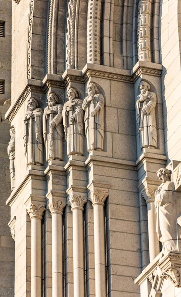 Sacerdoti in colonne — Foto Stock