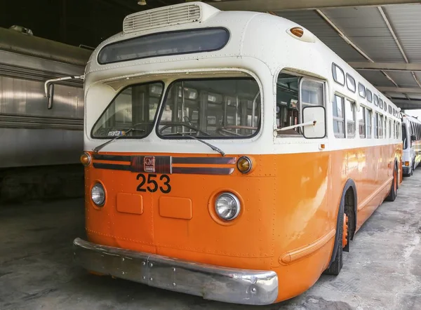 Klasik eski otobüs — Stok fotoğraf