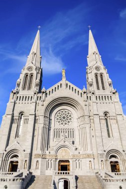 Sainte-Anne-de-Beaupre önü 