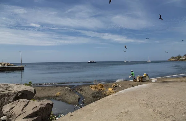 Pêcheur Dumping Nettoyage du poisson — Photo