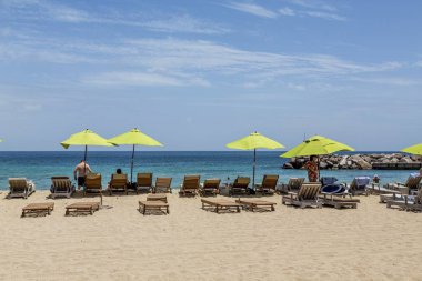 İnsanlar ve plajda şemsiye