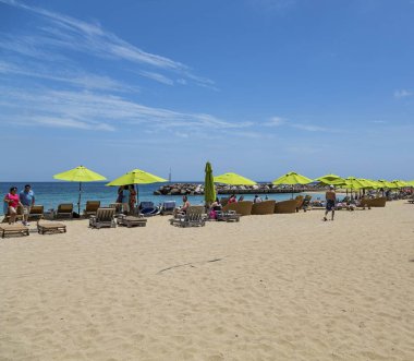 St Kitts sahilde insanlar