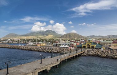 Basseterre, Saint Kitts - 18 Mayıs 2015: Bağlantı noktası Zante Basseterre, yolcu gemilerine Ncl ve Royal Caribbean gibi sayesinde alışveriş Mekke haline geldi Saint Kitts limanda olduğunu.
