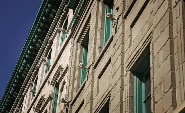 Zelená okna v kameni — Stock fotografie