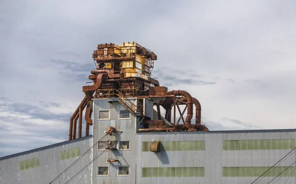 Edificio industrial oxidado — Foto de Stock