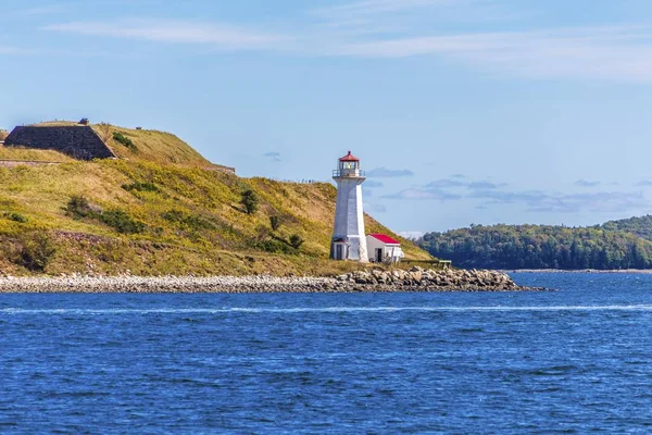 Kleine vuurtoren en schuur — Stockfoto