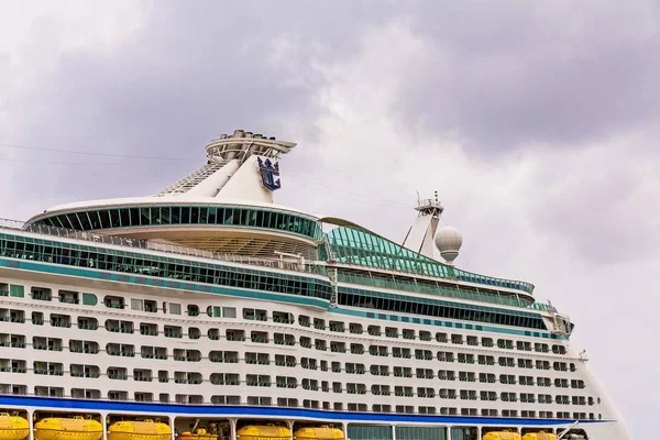 Paluby na Royal Caribbean Cruise loď — Stock fotografie