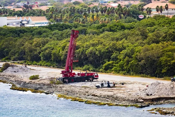 Guindaste vermelho na praia de Curaçao — Fotografia de Stock