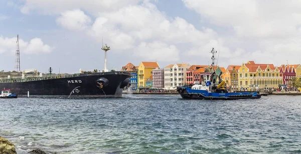 Tug och fraktfartyg i Curacao — Stockfoto