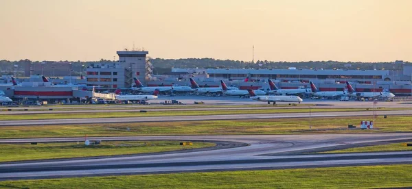 Лінія Дельта струменя в Атланті аеропорту — стокове фото