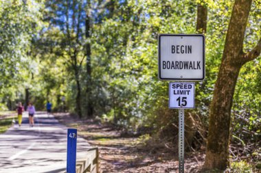 Boardwalk işareti Fitness alanı üzerinde başlar