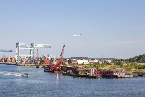 Barcos e avião perto de Portland indústria — Fotografia de Stock