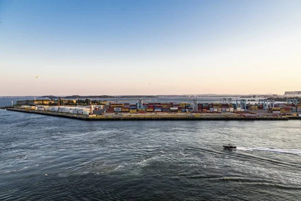 Boston, Massachusetts - 18 Eylül 2015: konteyner gemi şimdi dünyalar kargo çoğunu taşımak ve en büyük konteyner gemi üzerinde 21.000 birimleri taşıyabilir.