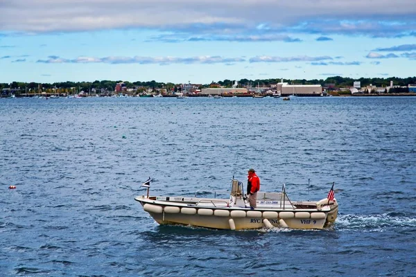 Harbor Patrol w czerwonej kurtce — Zdjęcie stockowe